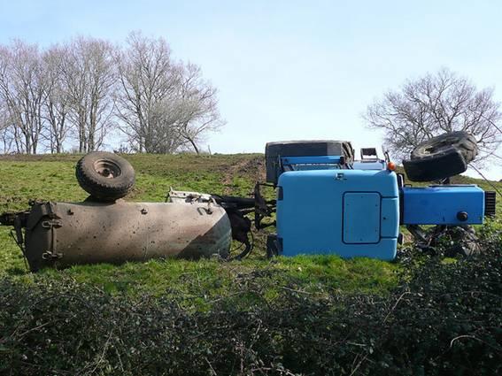 Foto: José Luís Canales. Tractor volcado